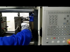 Proses produksi bagian plastik