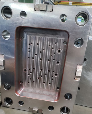 Tinggi Precision Hot Runner Injection Mold Polishing Surface Untuk Produk Komoditas
